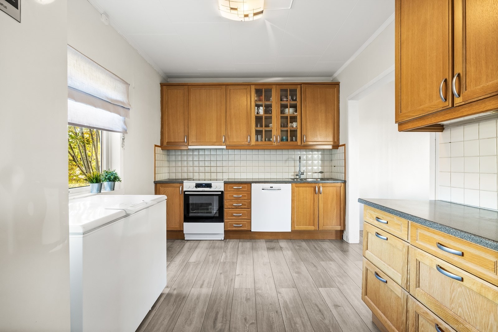 Romslig kjøkken med plass til kjøkkenmøblement. Galleribilde