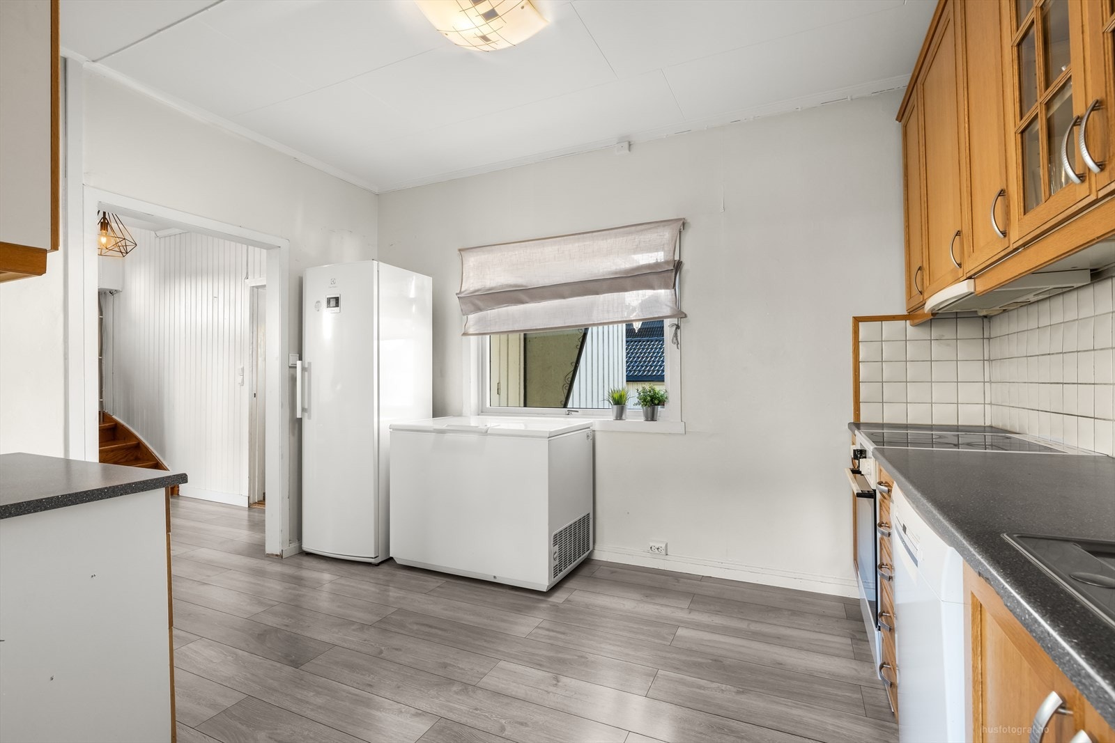 Kjøkkenet har innredning med profilerte fronter og laminerte benkeplater. Galleribilde