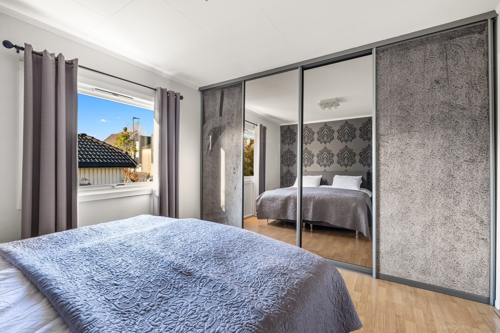 Stor skyvedørsgarderobe på hovedsoverommet med speildører. Galleribilde