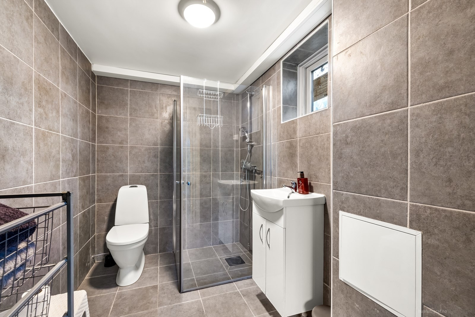 Innredet rom i kjeller ikke omsøkt og godkjent til varig opphold. Galleribilde