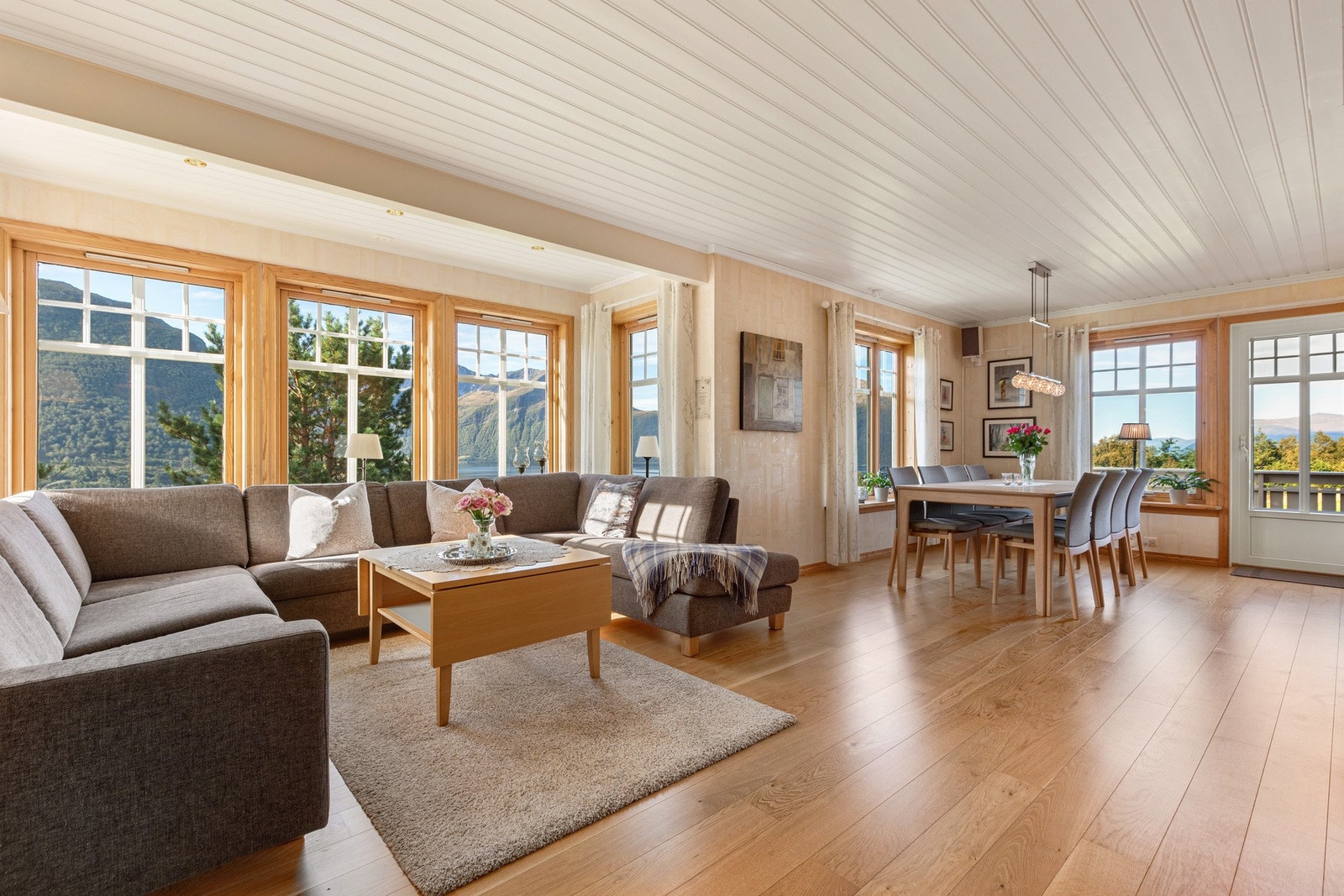 Romslig stue med naturlige soner. Galleribilde