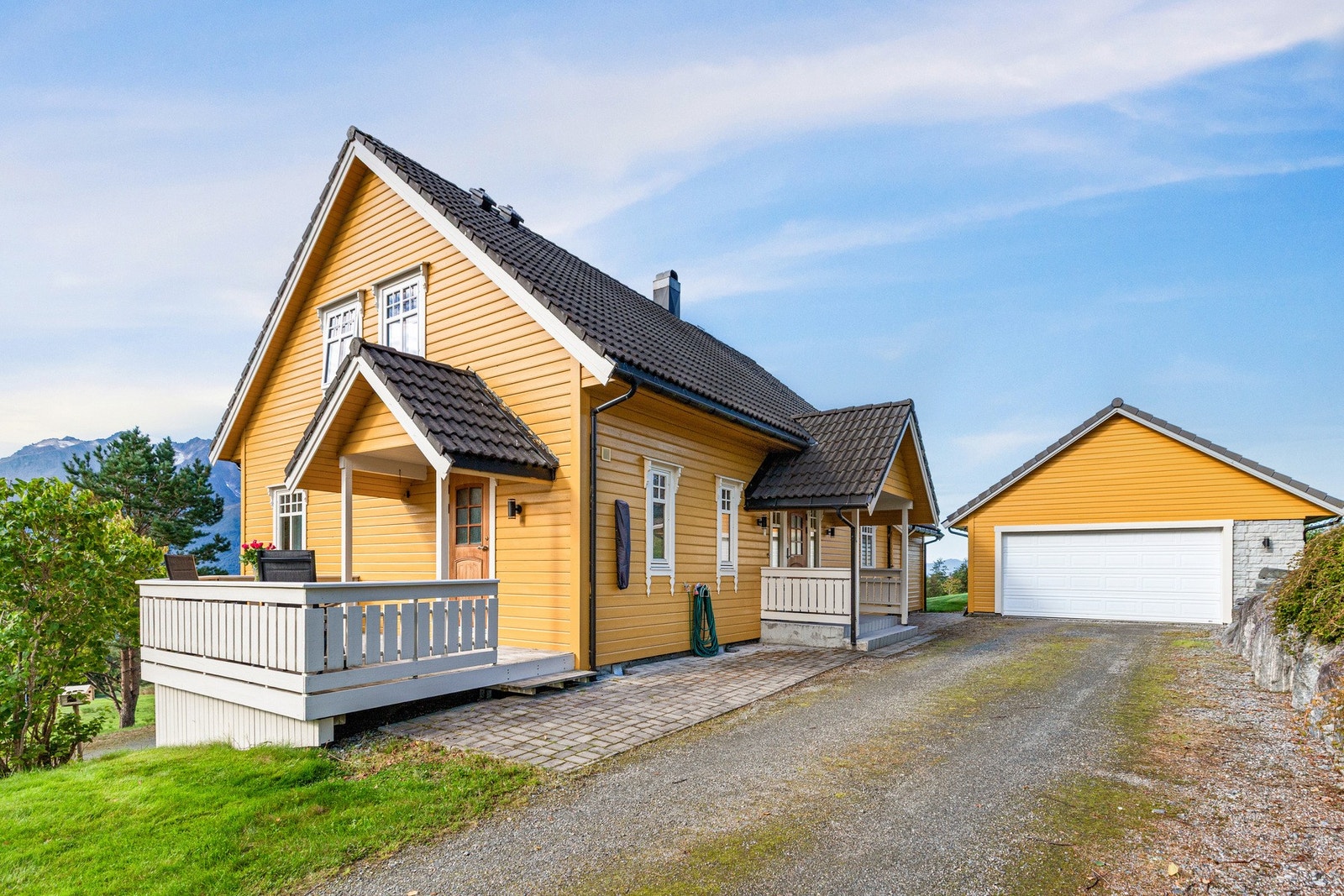 Dobbelgarasje fra 2013 som sikrer behagelig parkering. Galleribilde