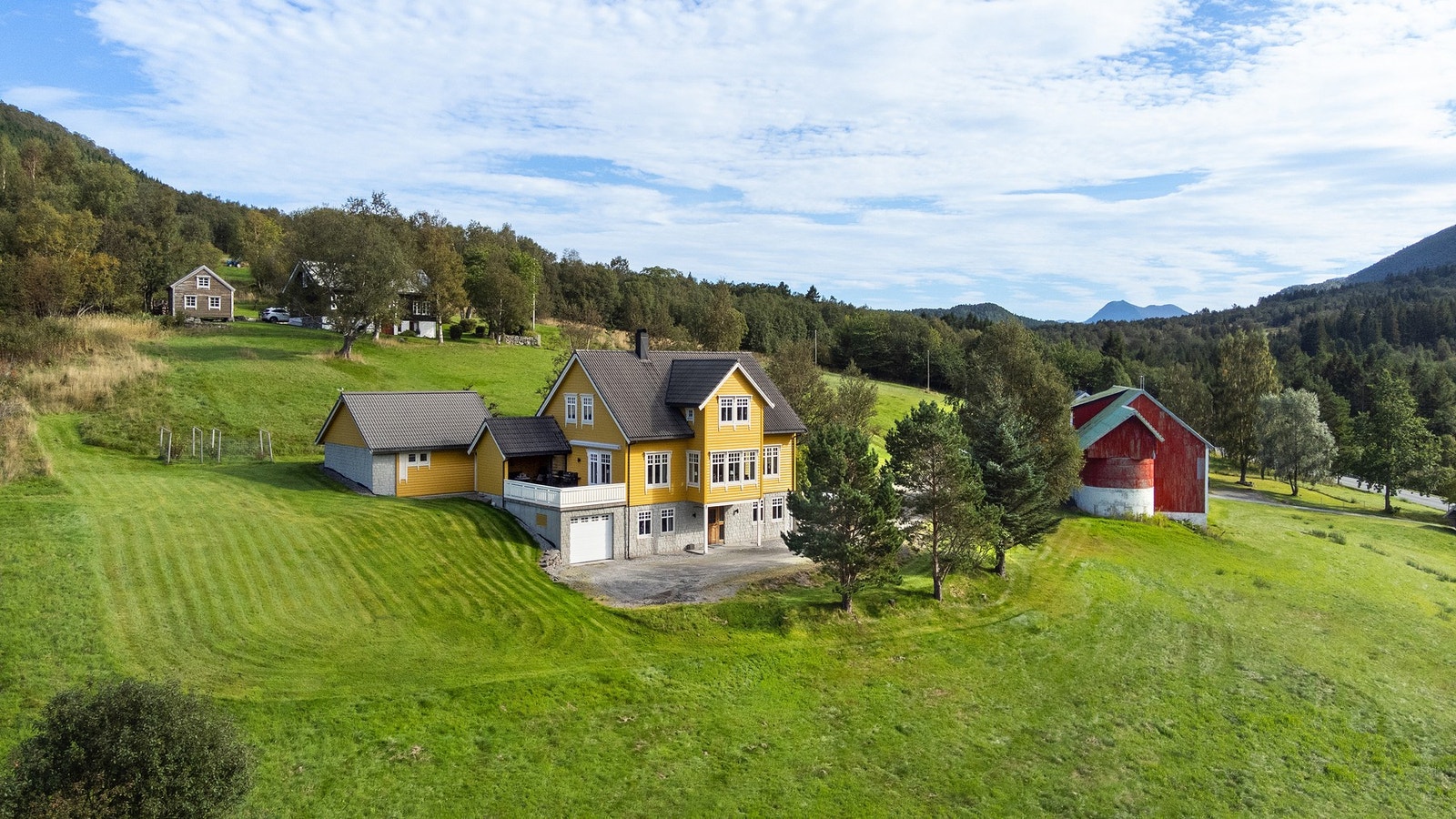 EiendomsMegler 1 har gleden av å presentere
Sørestrandvegen 1535! Galleribilde