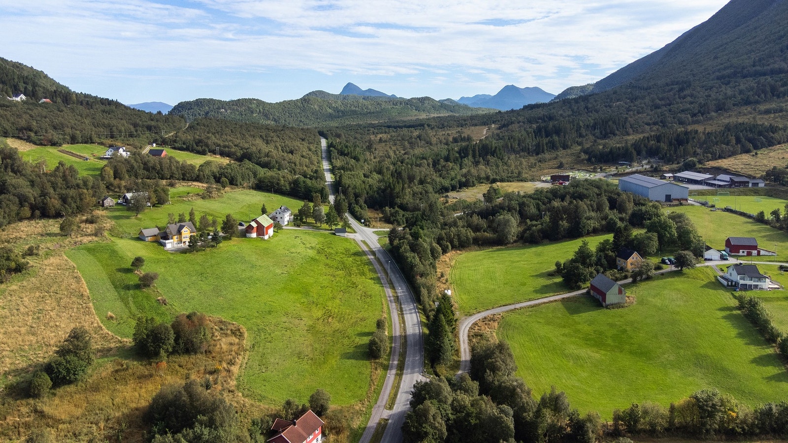 Eiendommen ligger svært sentralt i Hundeidvik, like ved fergekaia, med flott utsikt mot Hjørundfjorden, Festøy og Sula. Galleribilde