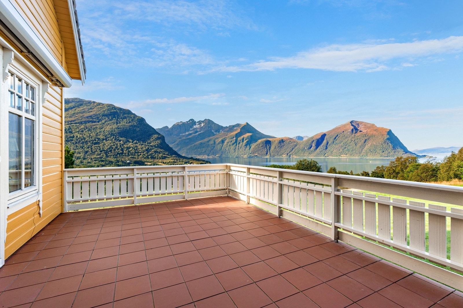 Stuen har utgang til en romslig terrasse på ca. 21 m². Galleribilde