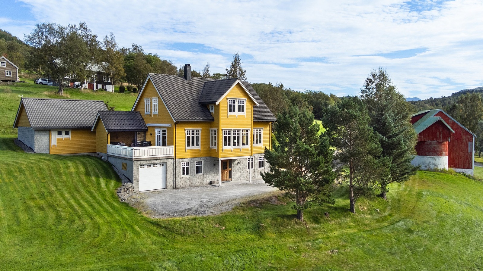 Et svært innholdsrik småbruk beliggende i idylliske Hundeidvik! Galleribilde