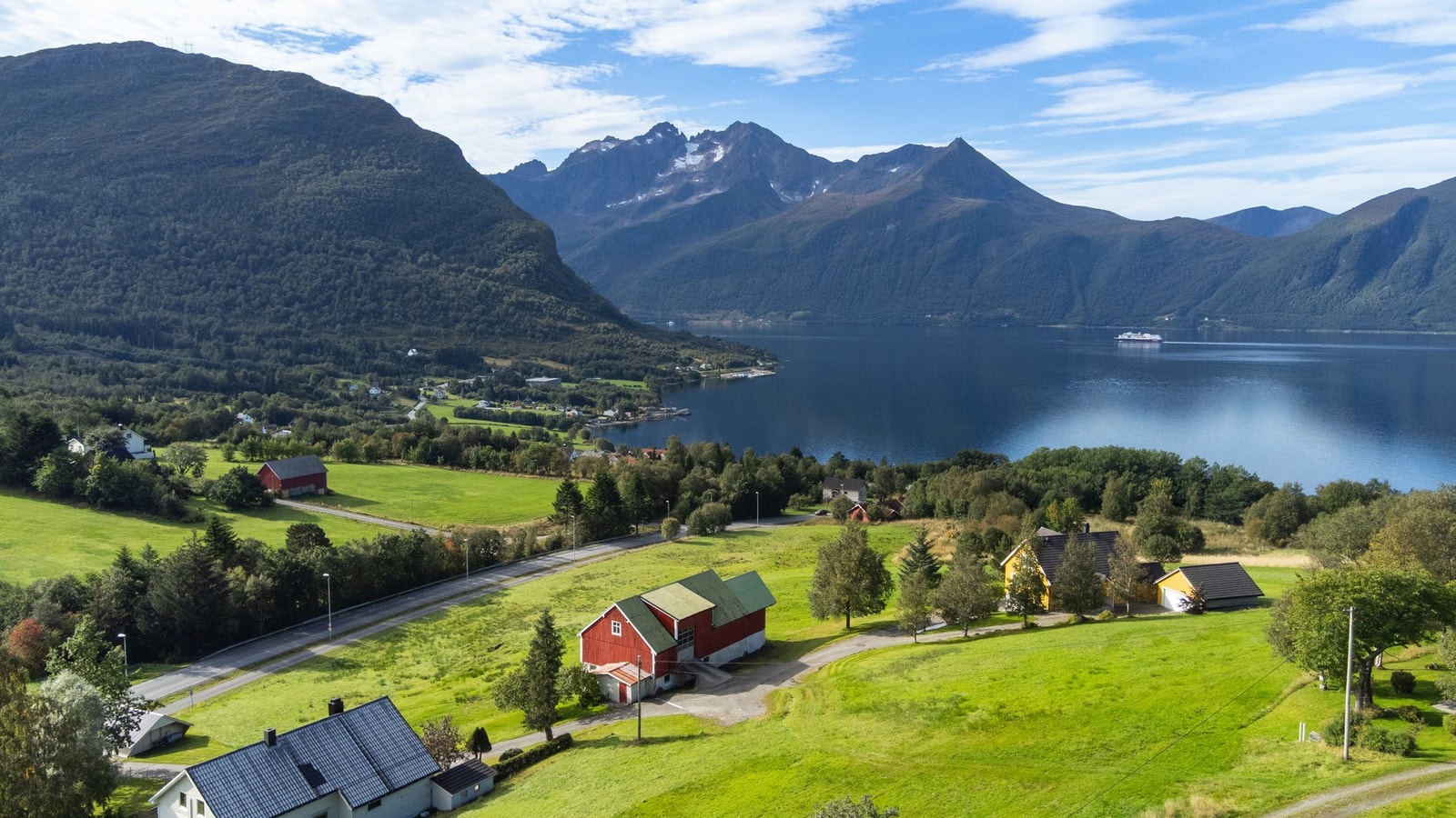 Landbrukseiendom med våningshus, fjøs, garasjer og eget naust - Jaktrett Galleribilde