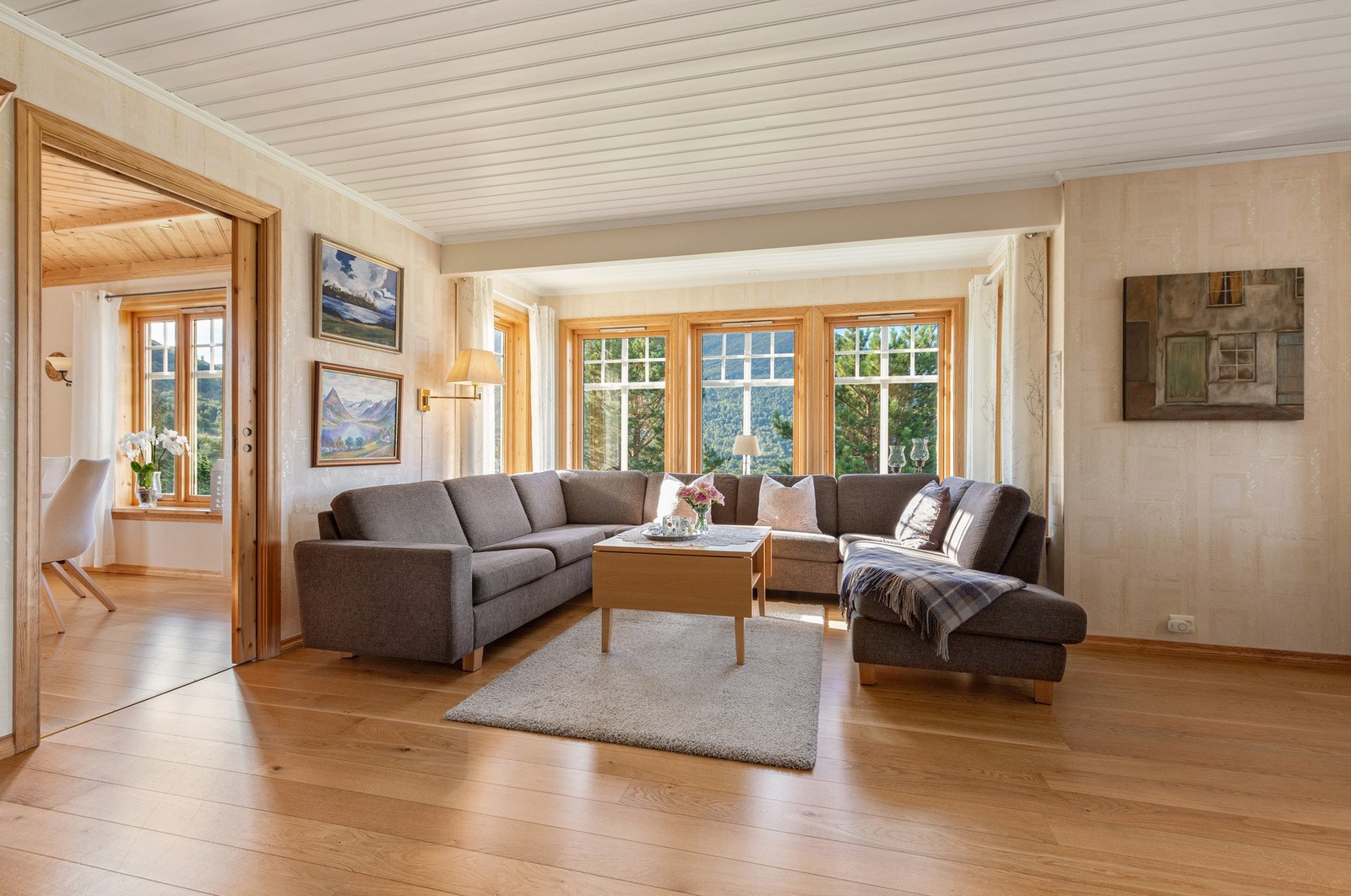 God plass til stor sofagruppe. Galleribilde