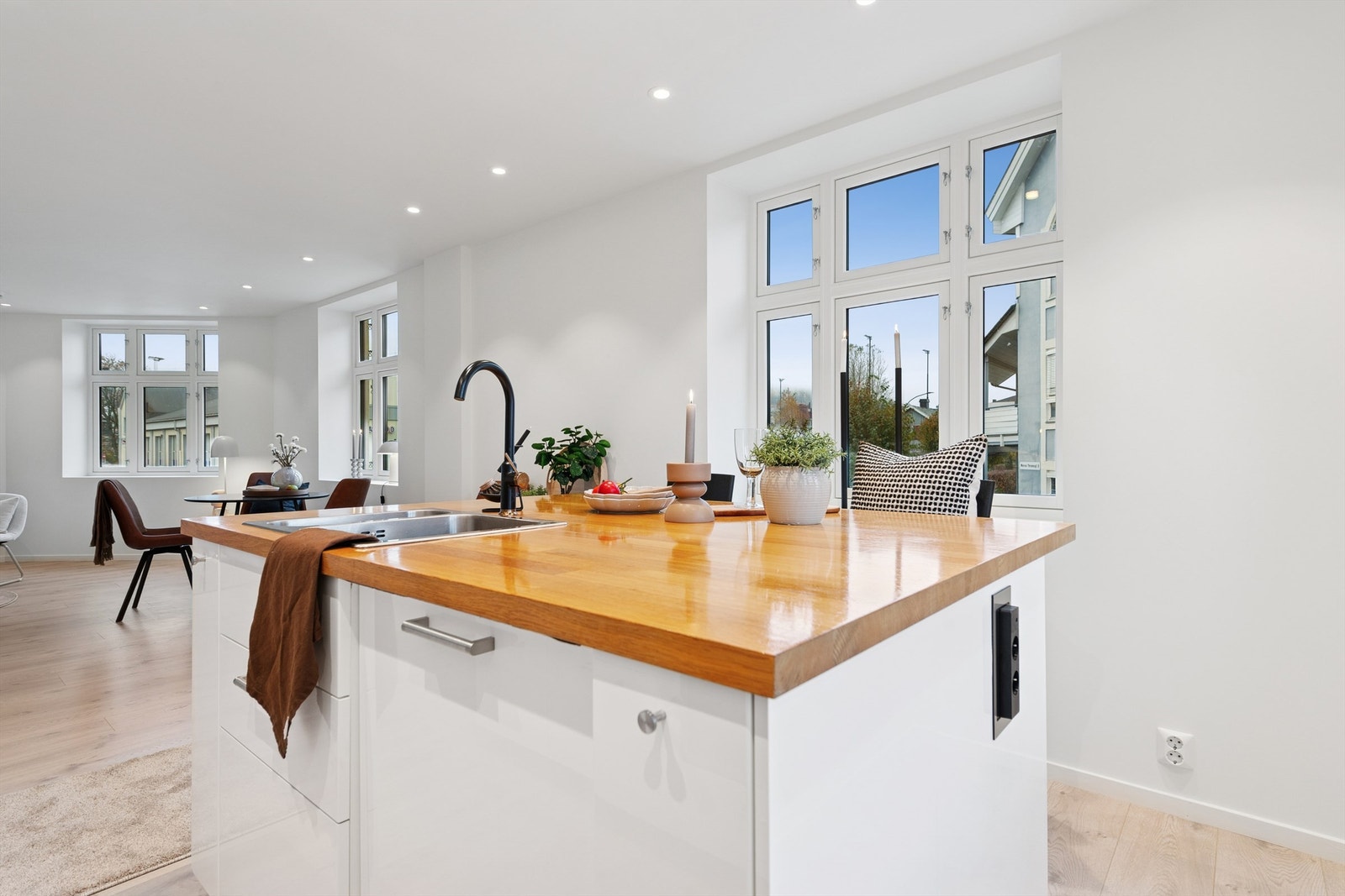 Kjøkkenøya gir ekstra benkeplass. Galleribilde