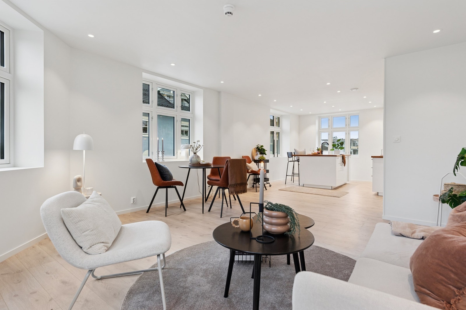 Store vindusflater i flere retninger slipper inn godt med lys og skaper en behagelig romfølelse. Galleribilde