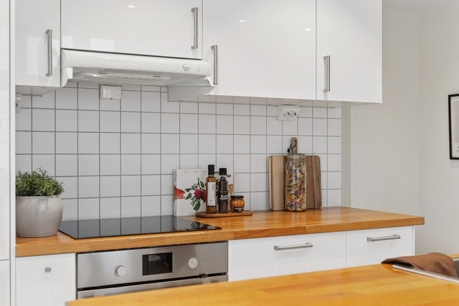 Kjøkkenet er utstyrt med integrerte hvitevarer som stekeovn og platetopp. Galleribilde