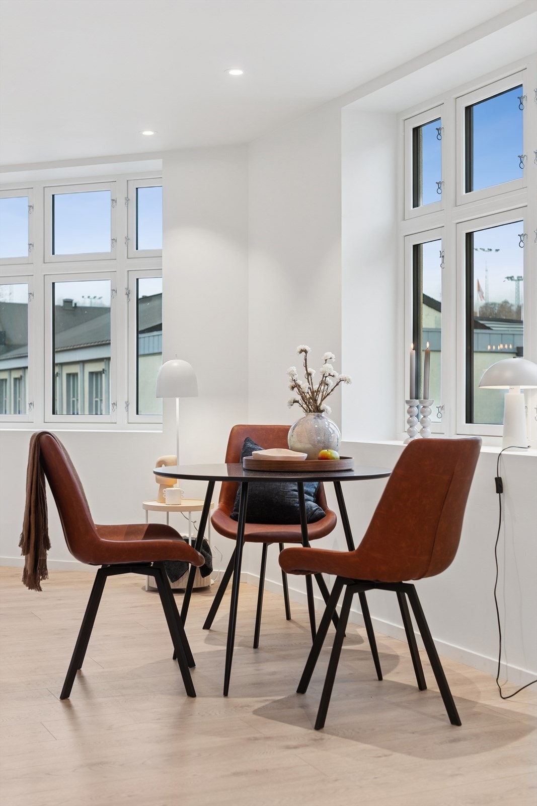 Spiseplassen er naturlig plassert i tilknytning til både stuedelen og kjøkkenet. Galleribilde