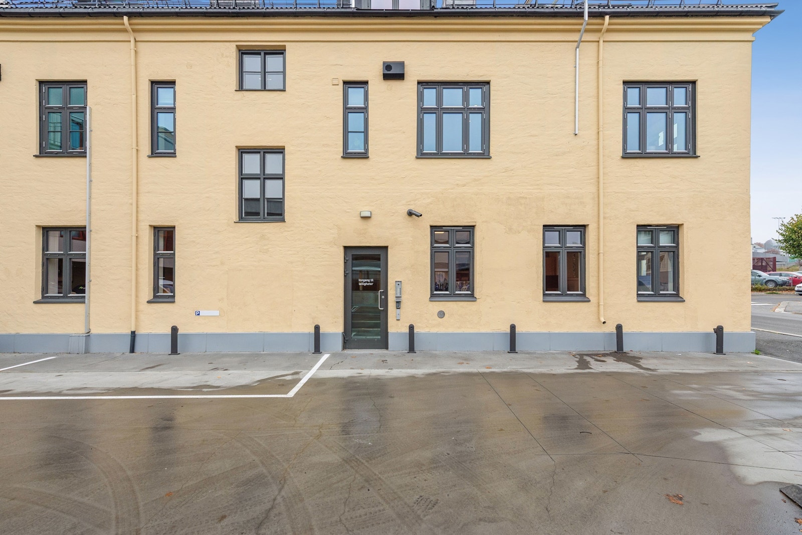 Felles inngangsparti og trapperom leder opp til leiligheten i andre etasje. Galleribilde