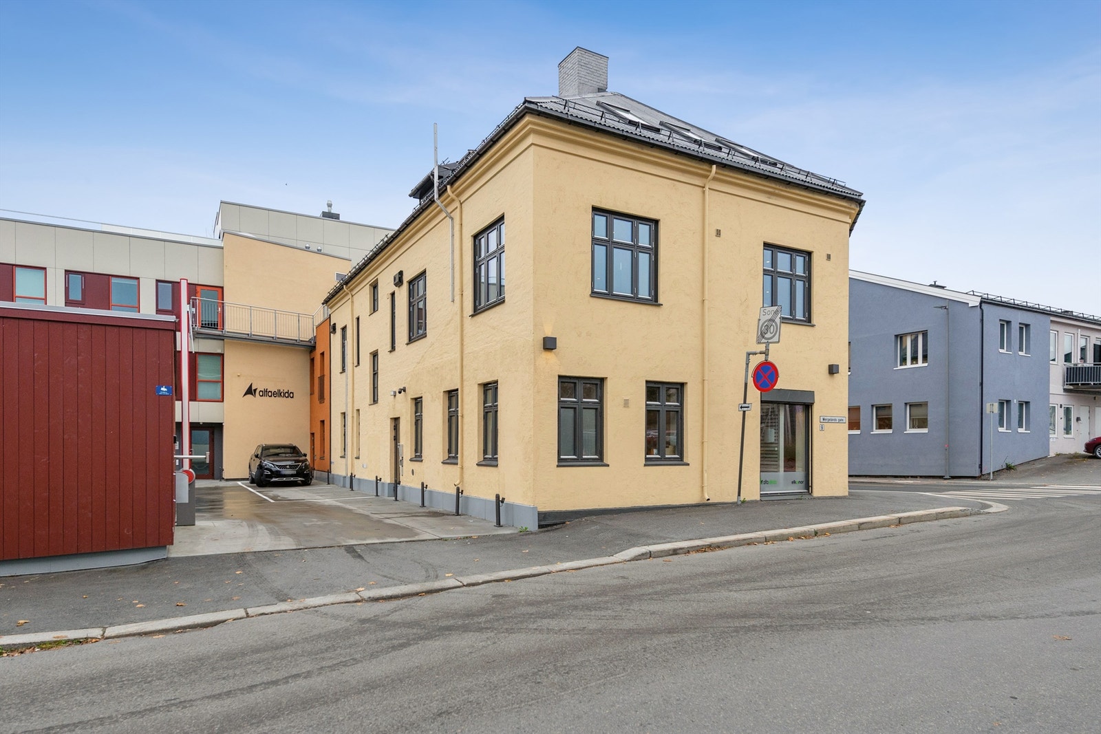 Eiendommen ligger sentralt i nordre bydel, med umiddelbar nærhet til alle fasiliteter i Gjøvik sentrum. Galleribilde