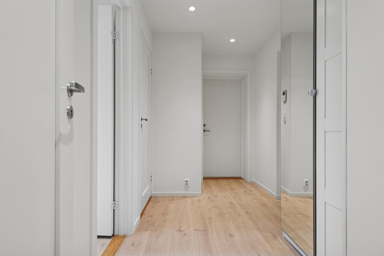 Entréen er innredet med speilgarderobe med plass for yttertøy. I tilegg er det tilgang til en praktisk innvendig bod. Galleribilde