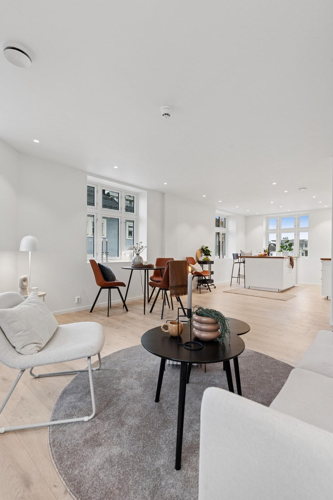 Det åpne allrommet er leilighetens naturlige samlingspunkt, med god plass til både sofagruppe og spisebord. Galleribilde