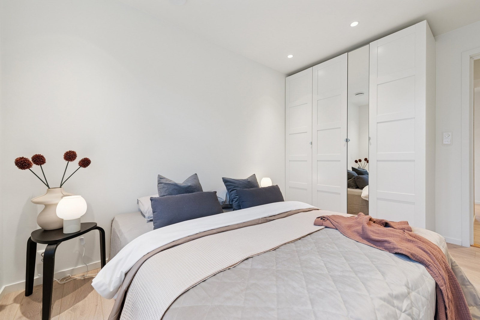 Hovedsoverommet har god plass til dobbeltseng og er utstyrt med en romslig garderobeløsning. Galleribilde