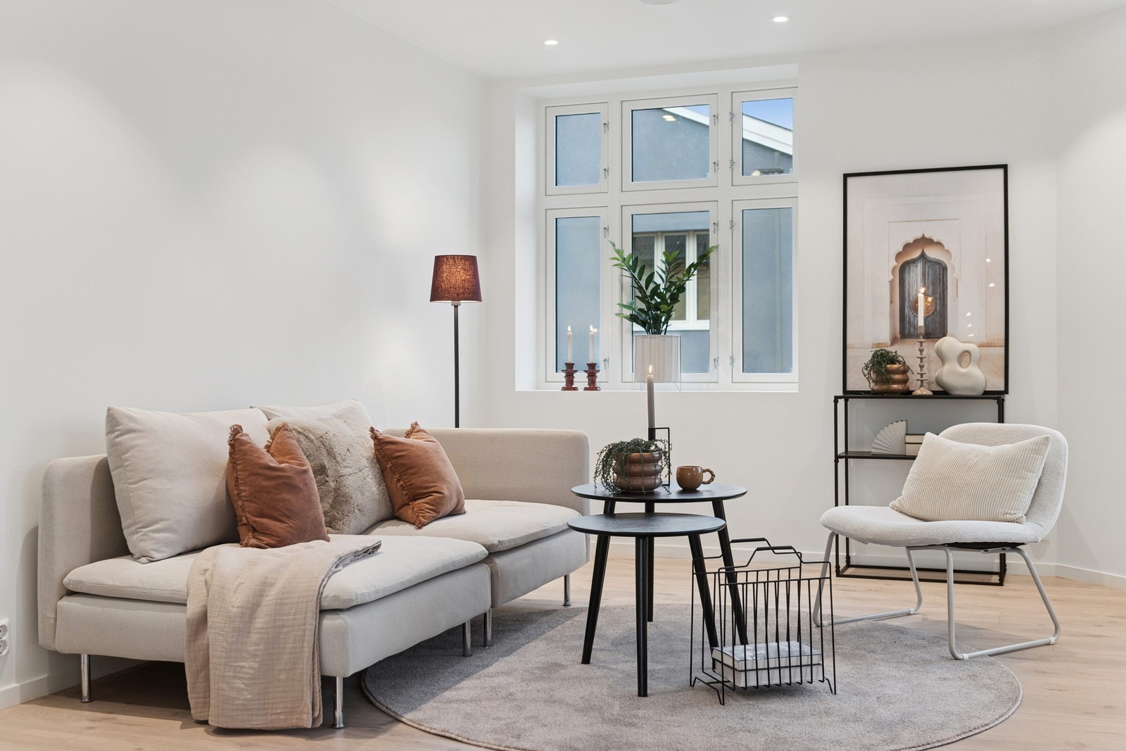 Det er montert downlights i himlingen og det er varme i gulvet. Galleribilde