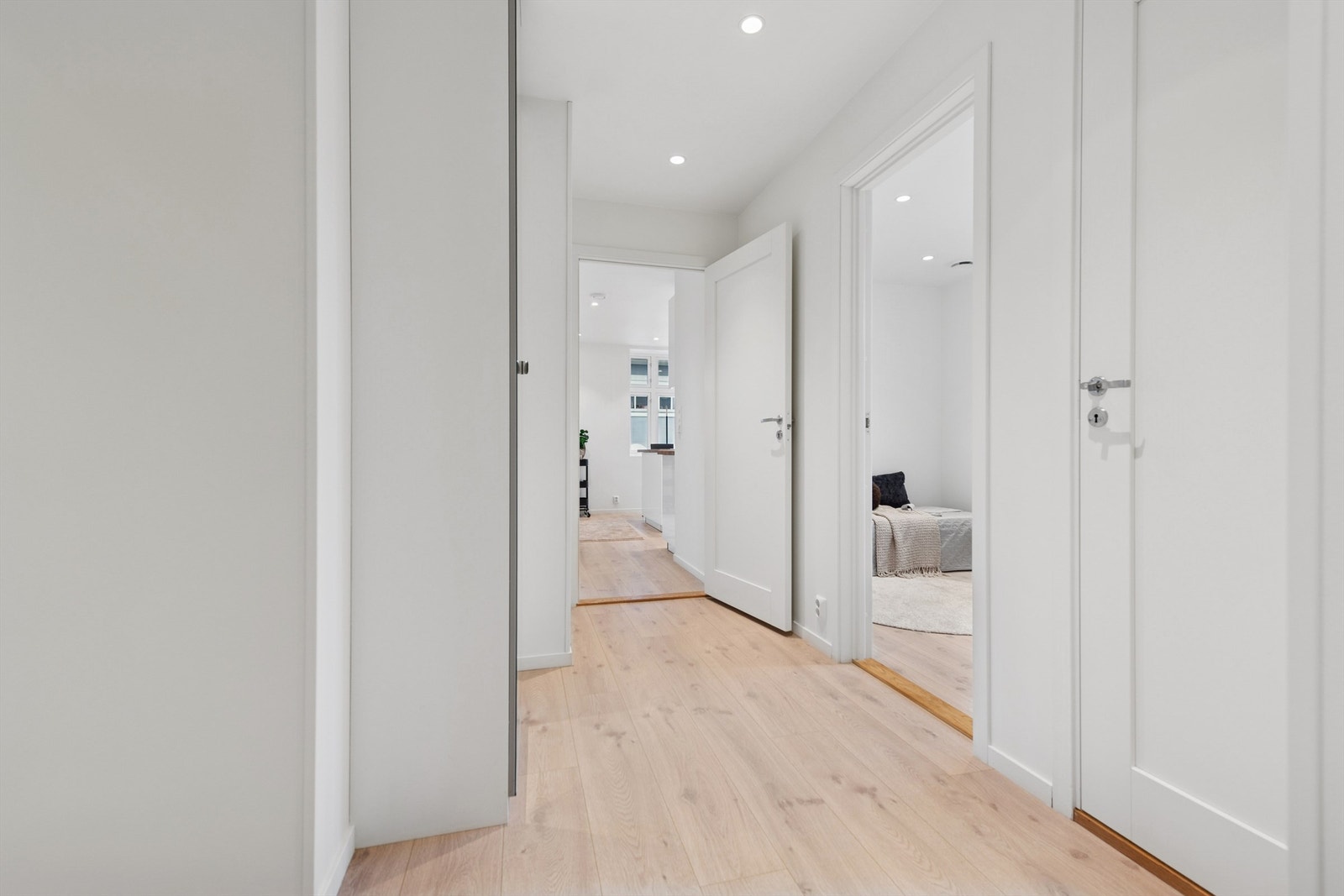 Fra gangen er det direkte tilgang til leilighetens øvrige rom. Galleribilde