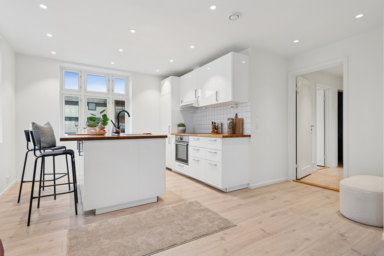 Godt med skap- og benkeplass gjør kjøkkenet både funksjonelt og arealeffektivt. Galleribilde