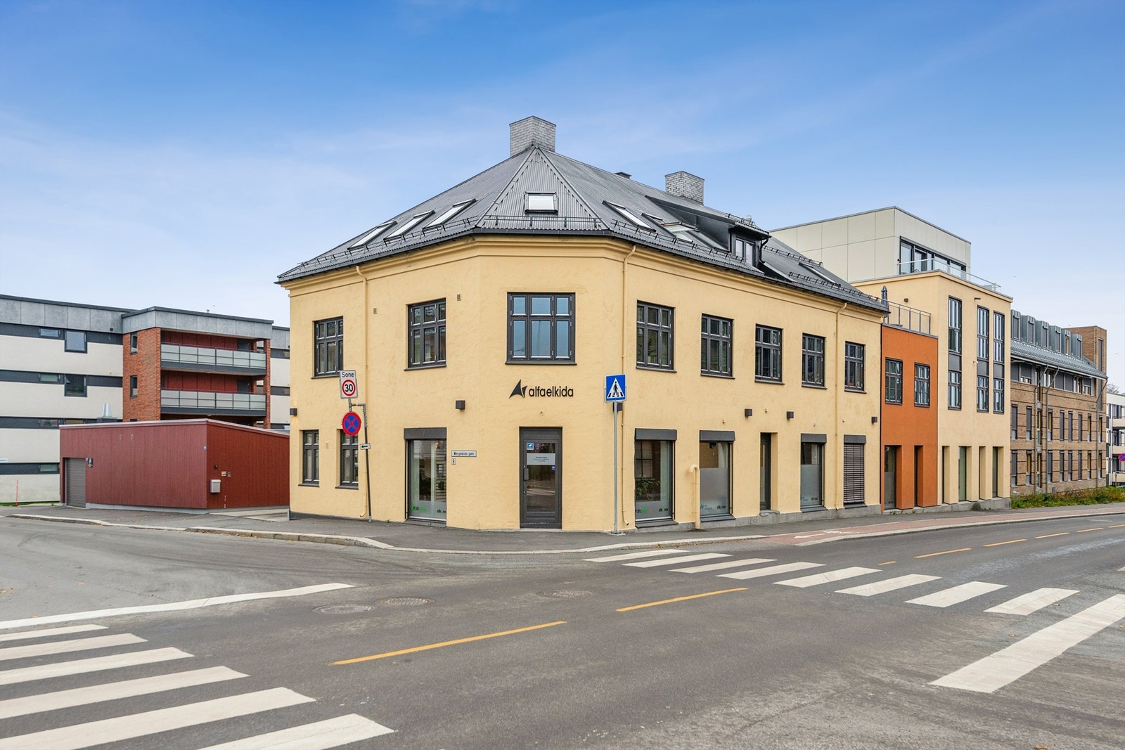 Herfra er det kort gangavstand til CC Gjøvik, samt dagligvarebutikker som Rema 1000 og Kiwi. Galleribilde