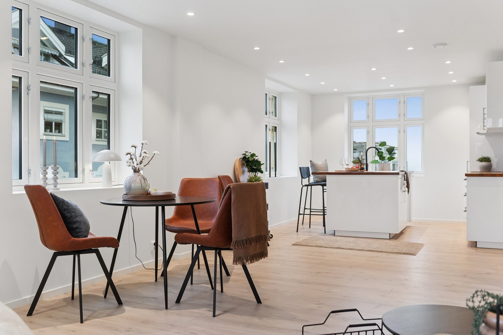 Beliggenheten i øverste etasje sikrer rikelig med dagslys og en luftig atmosfære. Galleribilde