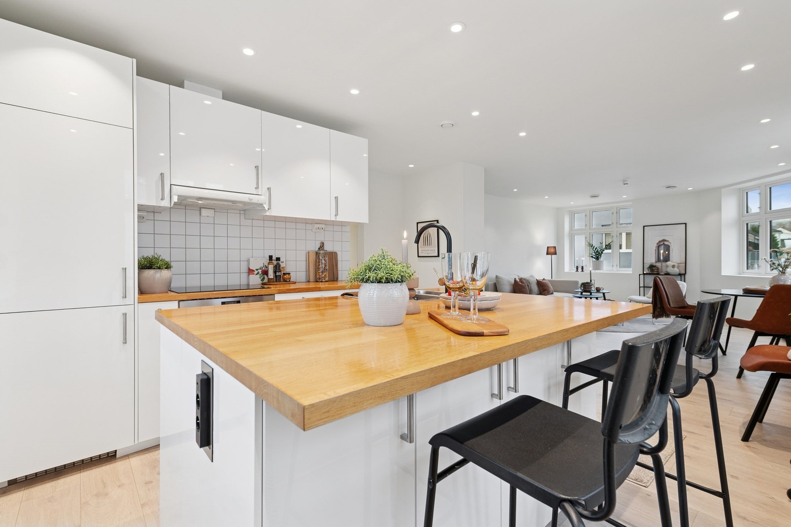 Kjøkkenet, modernisert i 2018, har en praktisk kjøkkenøy med barløsning, som fungerer som en naturlig soneinndeling i rommet. Galleribilde