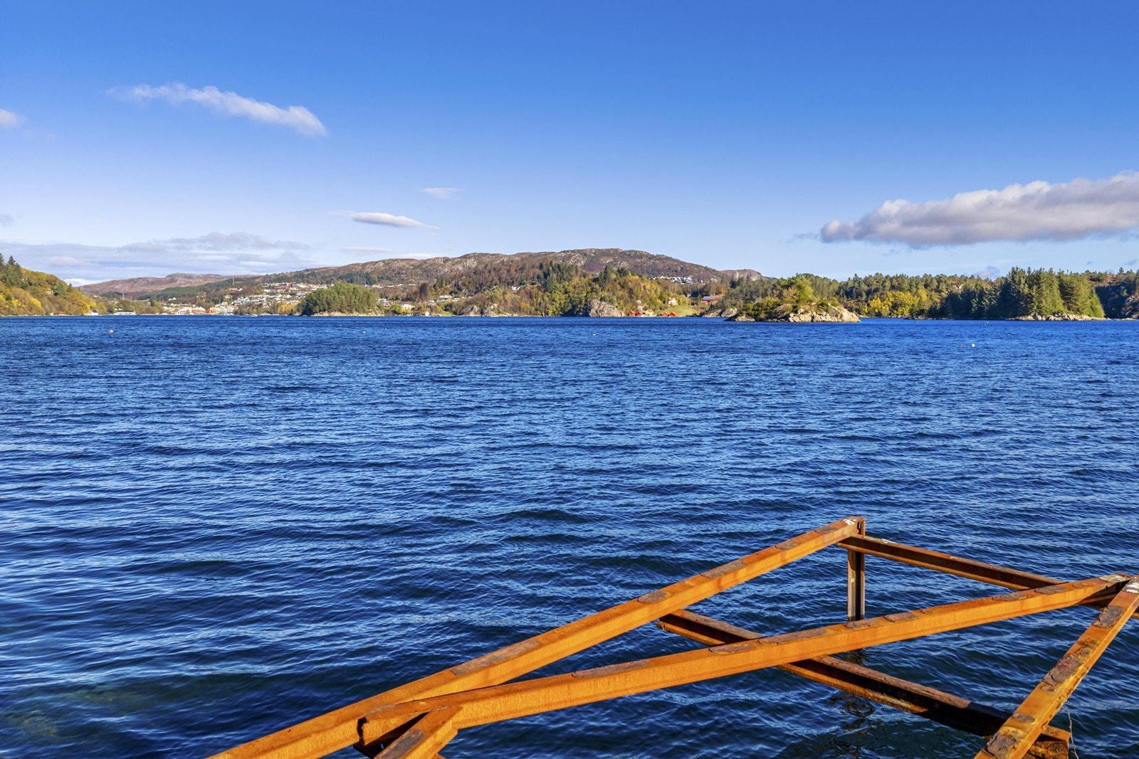 Med eget naust ligger alt til rette for utallige båt- og fisketurer langs den flotte kysten vår Galleribilde