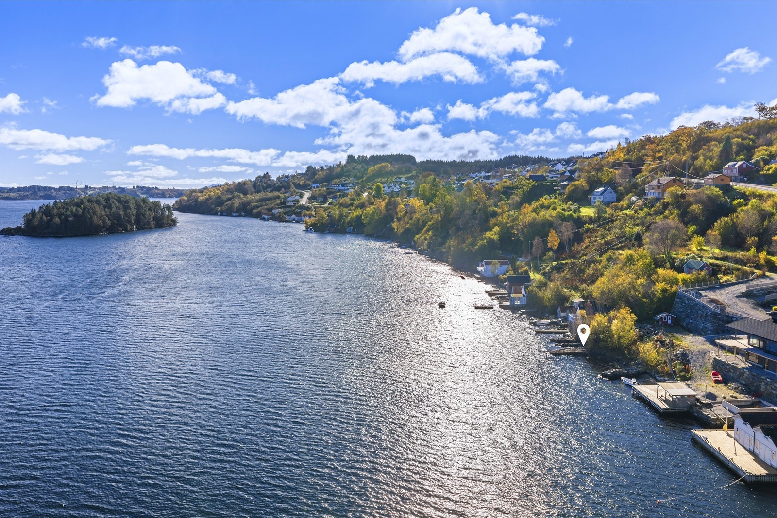 Nausttomten ligger solrikt og fint til på Døle/Skre og har relativt enkel adkomst via sti og trapp Galleribilde
