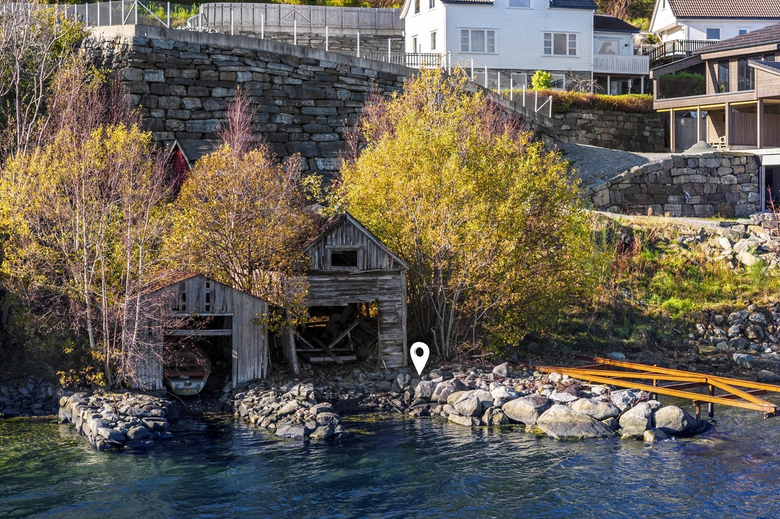 Naustet som står på eiendommen er av eldre dato og anses som et rivings- eller renoveringsobjekt - her må det påregnes vesentlige utbedringer eller nybygging i samråd med kommunen Galleribilde