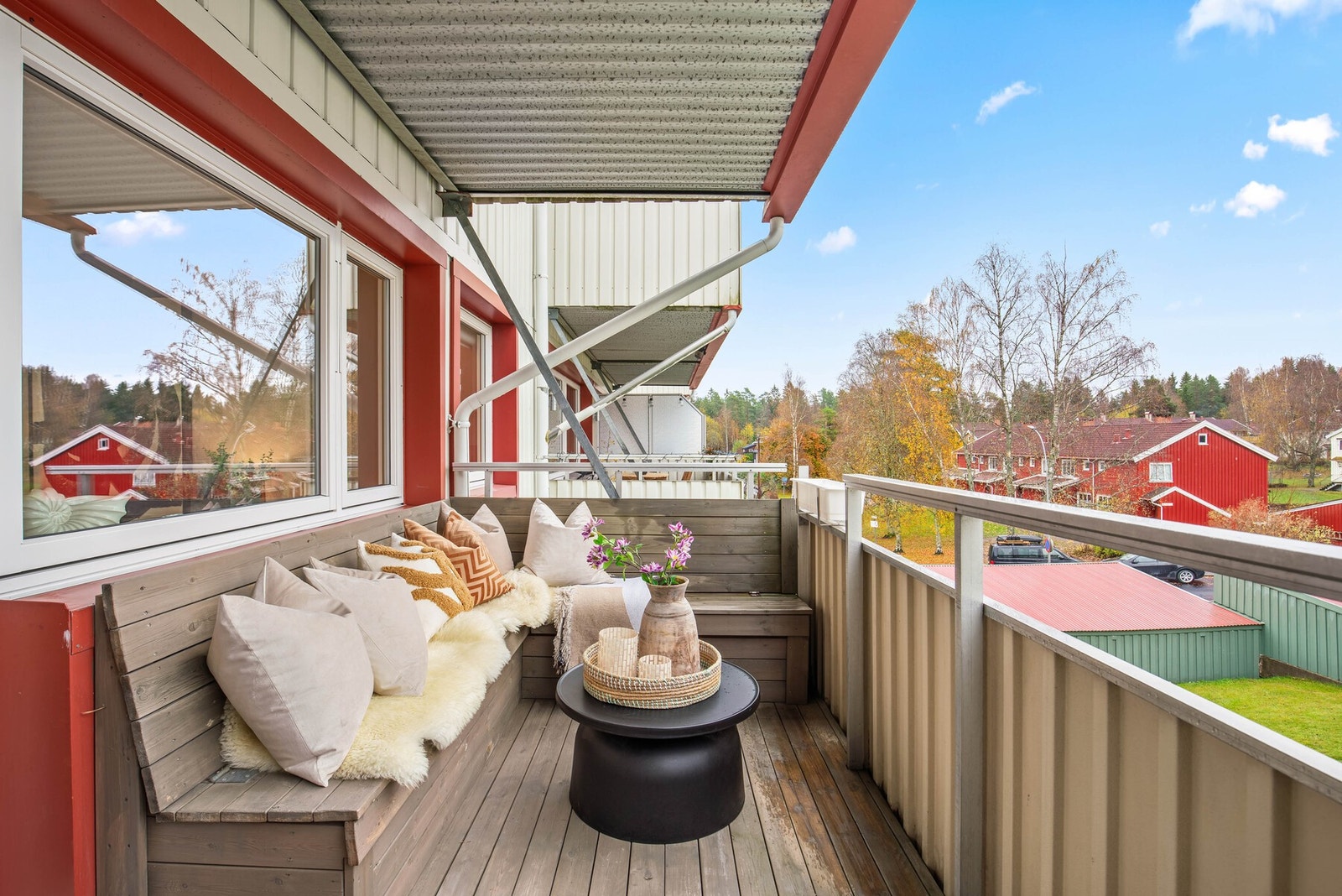Fra stuen er det utgang til en sydvendt balkong på ca. 7m² med fine solforhold. Balkongen har dekke av terrassebord og det er etablert sittebenker med lagringsplass. Galleribilde