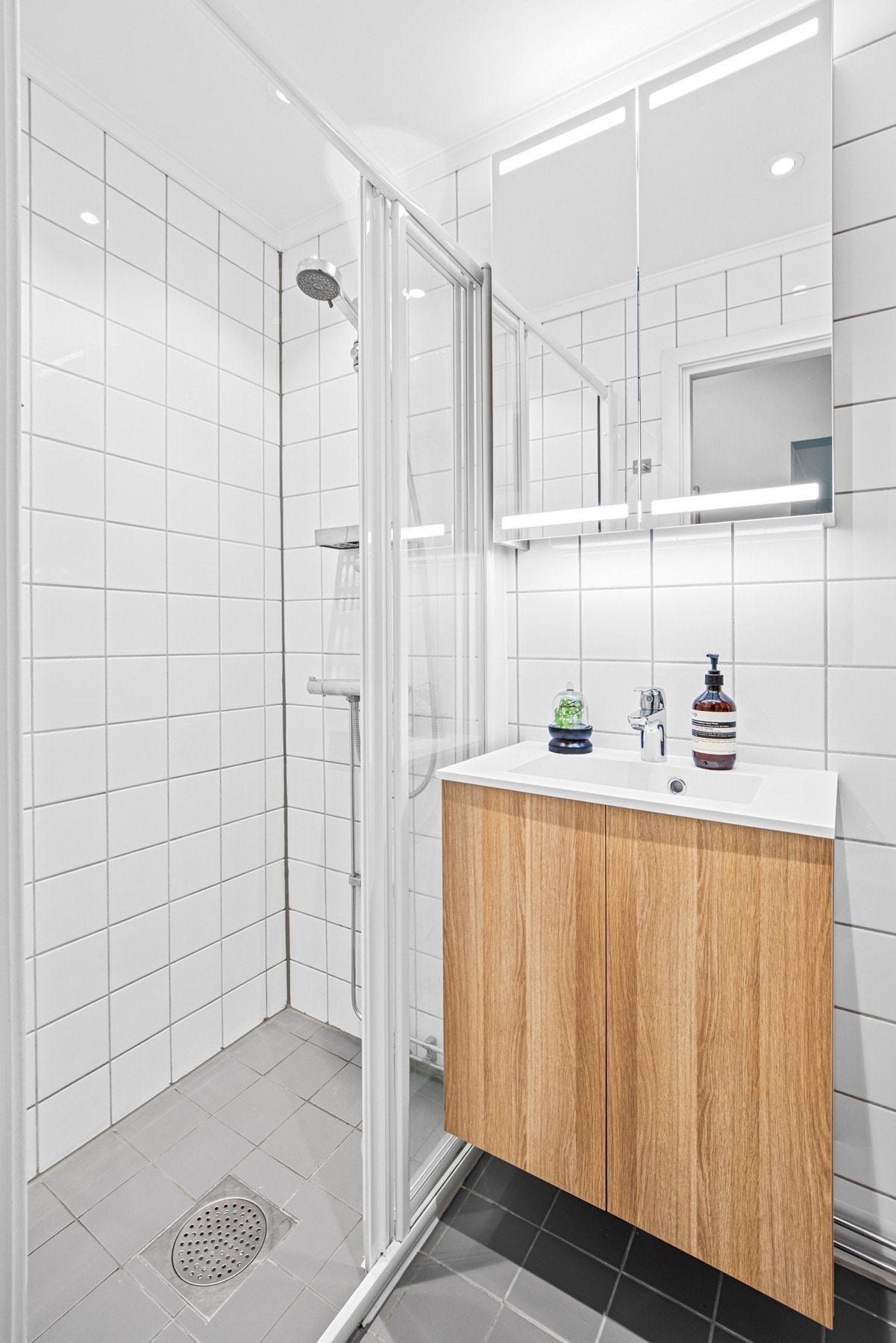 Vasken, skapet til vasken, speilskap og skapet over toalettet er fra Dansani (Dansk design-merke). Det er felles vaskeri i borettslaget. Galleribilde