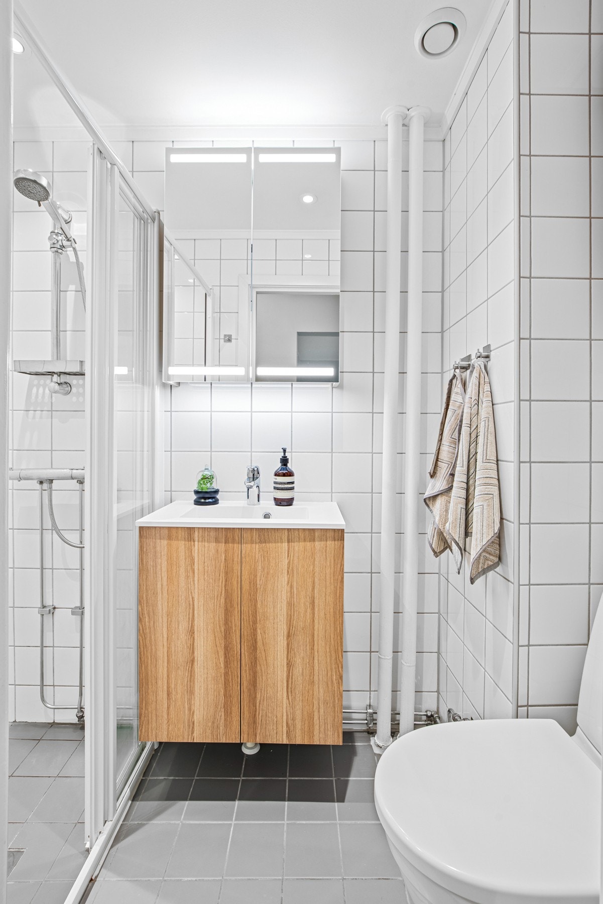 Badet ble totalrehabilitert i 2004 i regi av borettslaget. I 2025 ble badet oppgradert med nytt toalett, dusjbatteri, speilskap, vask og skapet, samt satt opp oppbevaringsskap over toalett. Galleribilde