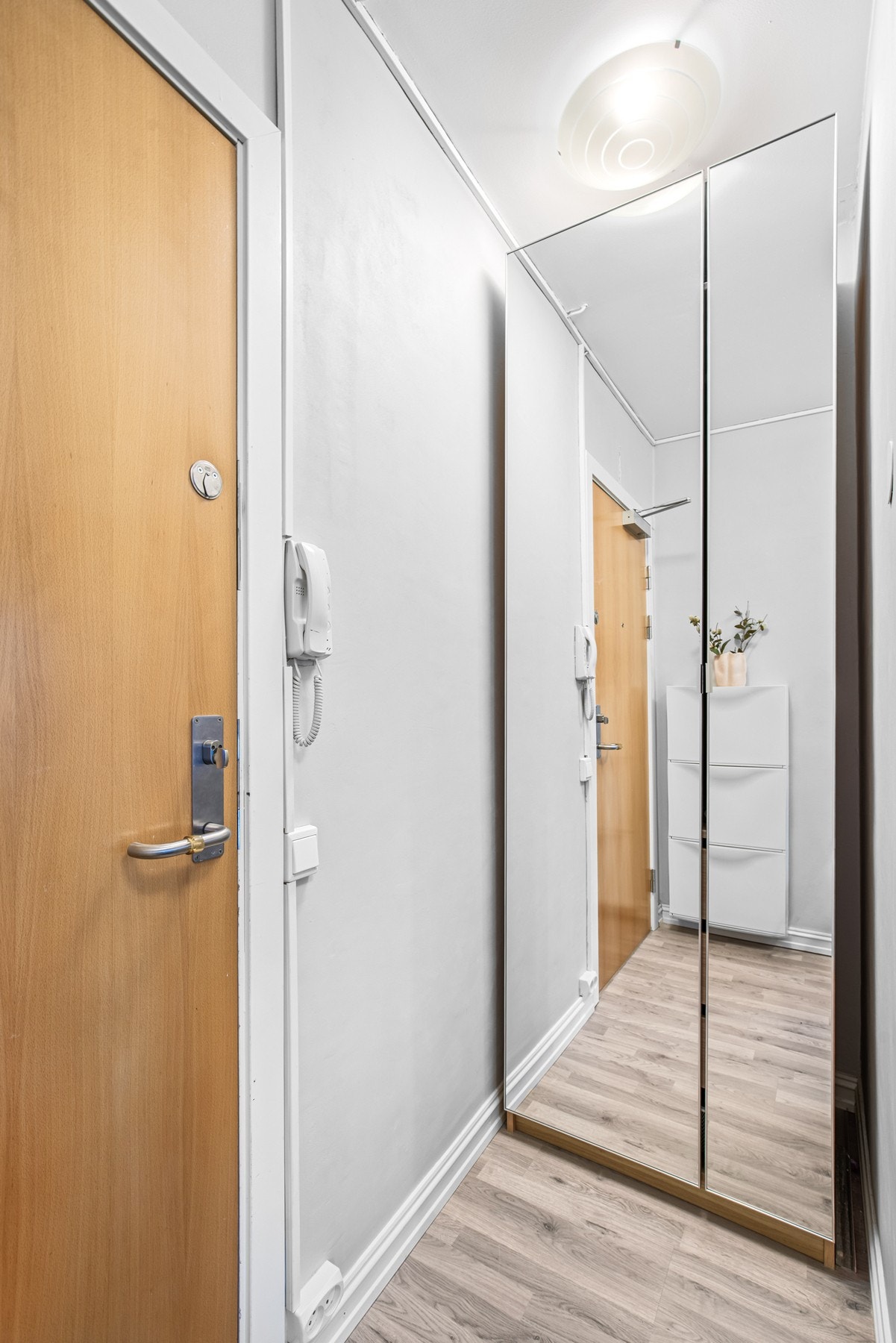 Garderobeskap med plass for oppbevaring av yttertøy. Ytterligere lagringsplass finnes i kjellerbod og loftsbod på til sammen ca. 9 kvm gulvareal. Galleribilde