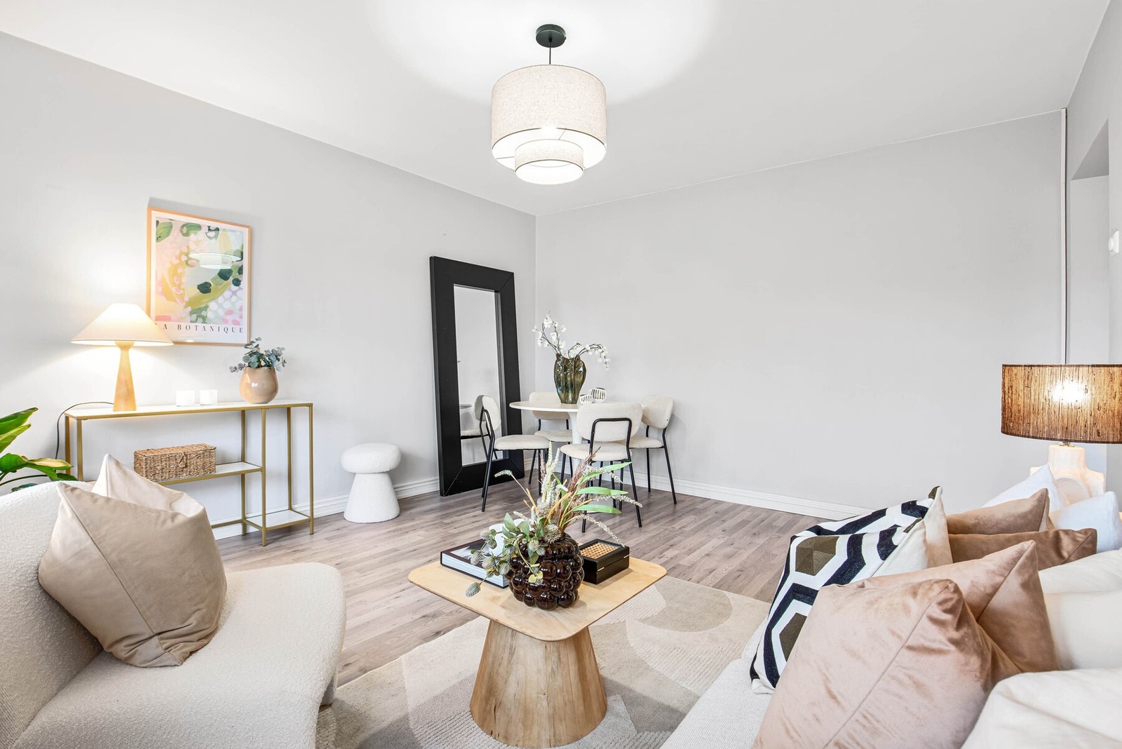 I stuen er det plass til både sofa, tv-løsning, spisebord og annet møblement. Galleribilde