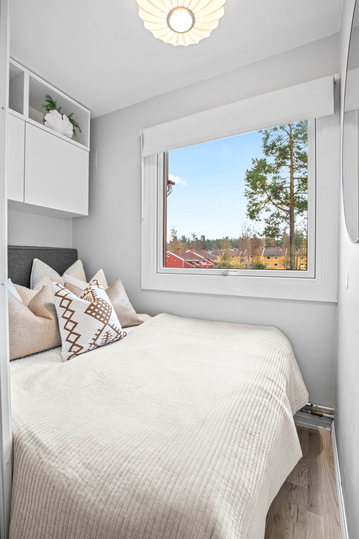 Her er det fin plass til å innrede med seng (plass til 140 cm) og over sengeplassen er det montert vegghengte skap. Galleribilde