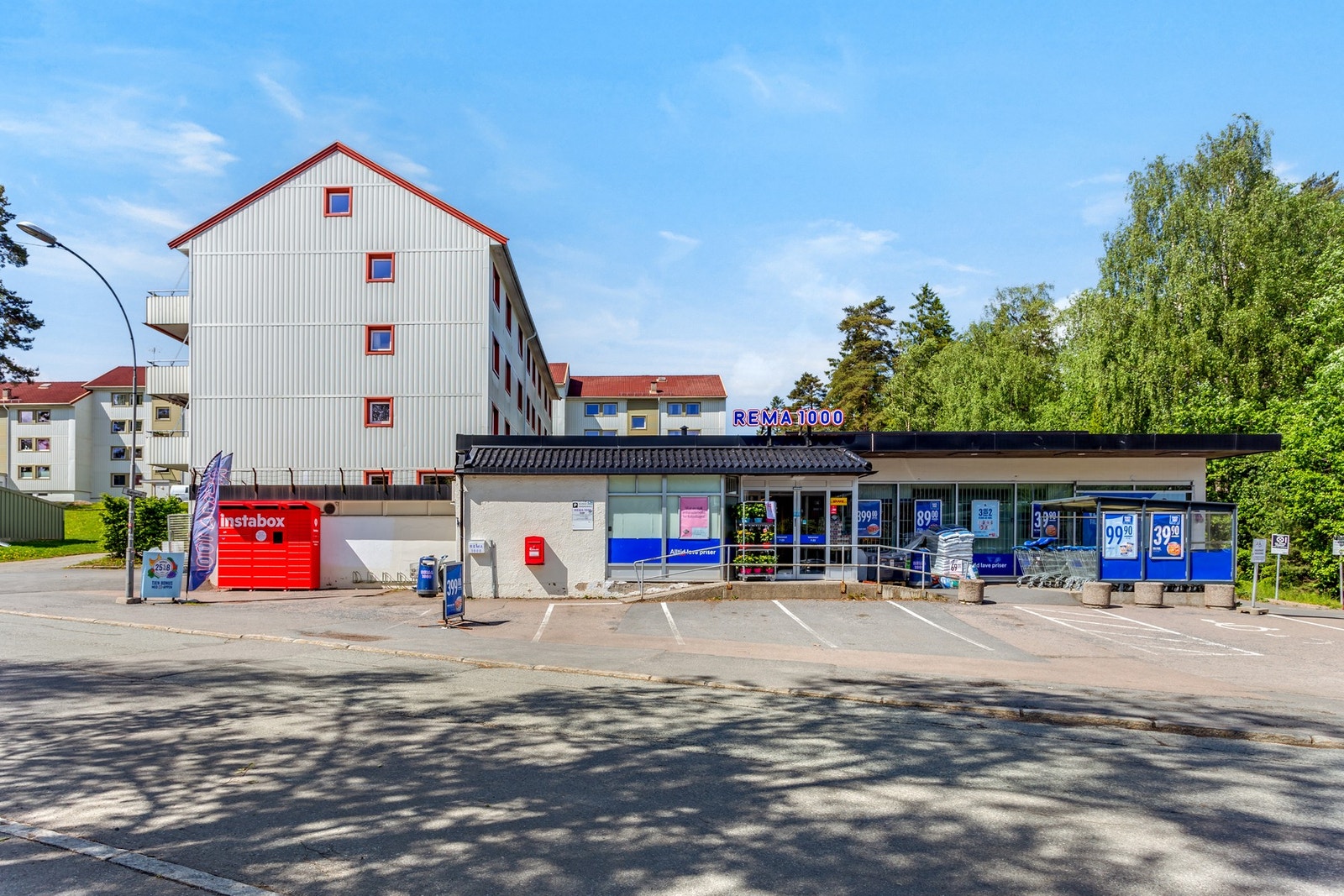Rema 1000 ligger som nærmeste nabo til boligblokken. Praktisk i en hektisk hverdag. Galleribilde
