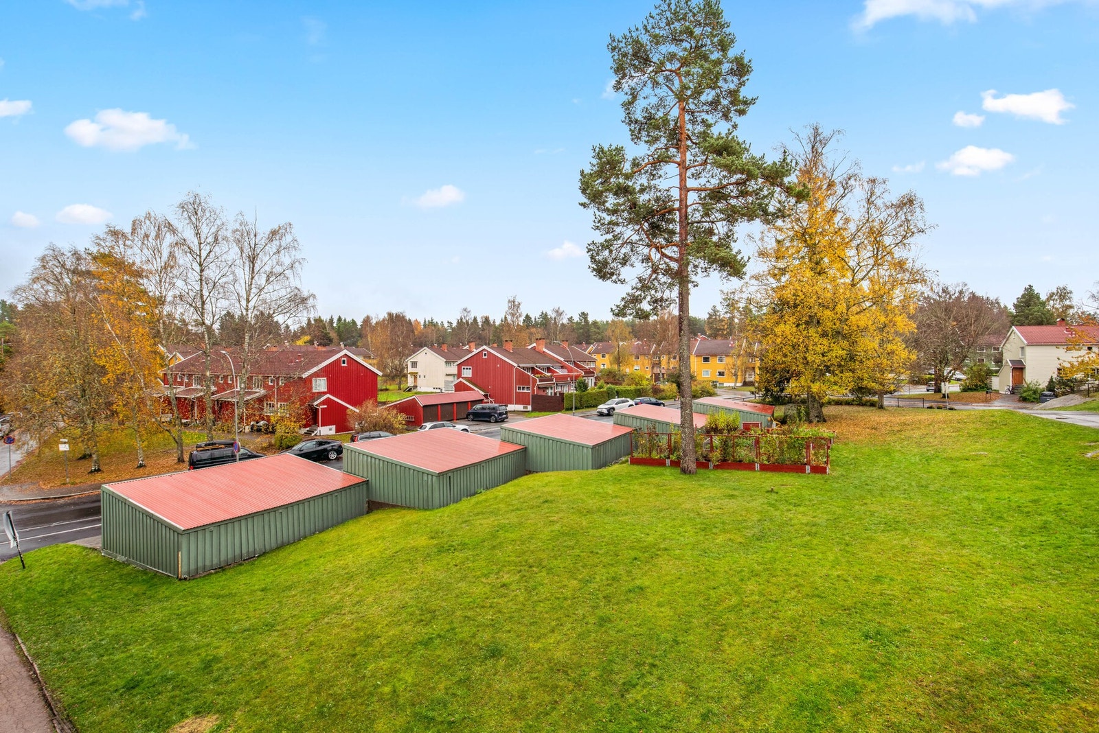 Fra balkongen er det utsyn til pent opparbeidede fellesarealer og videre mot Østmarka. I 2024 vant borettslaget Oslo kommunes hagepris for beste fellesskapshage. Galleribilde