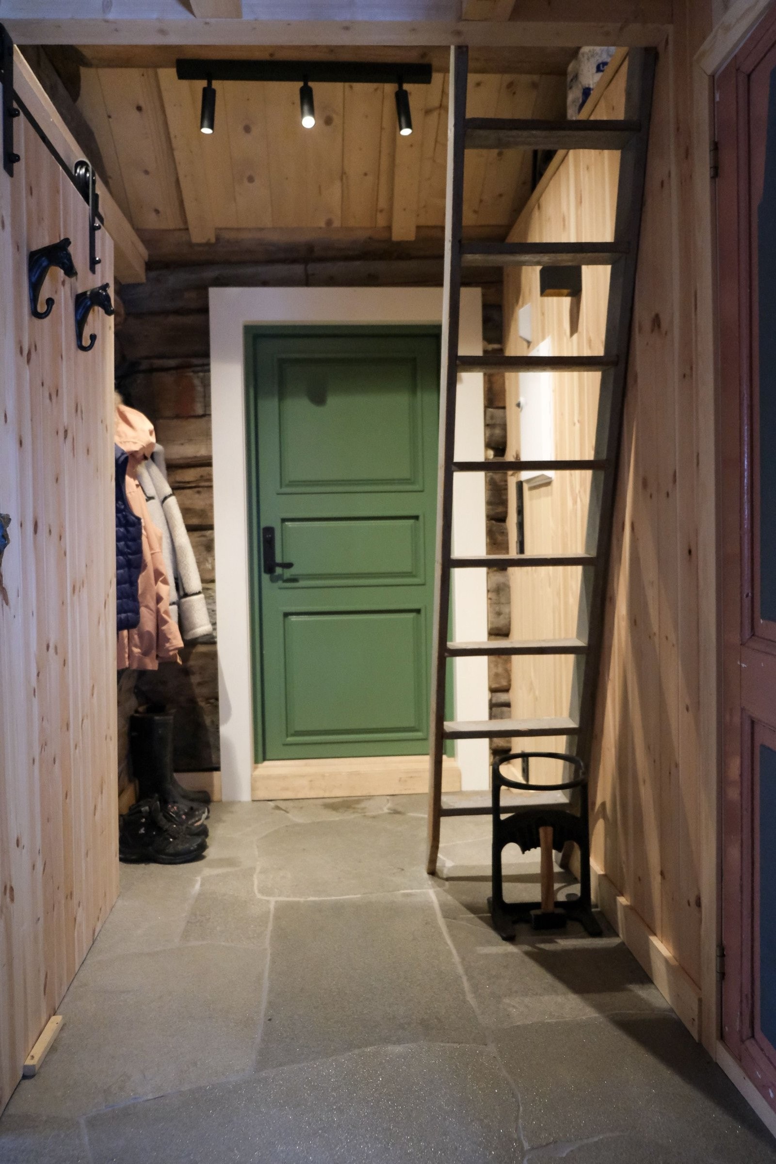 Entré/gang, med trapp til hems Galleribilde