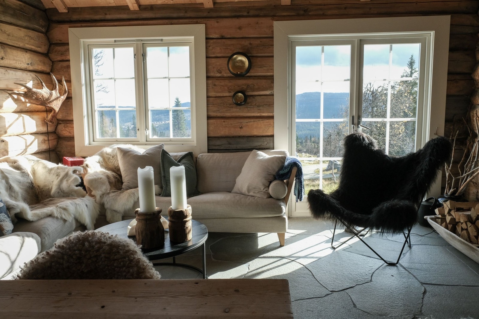 Stue/salong. Dobbel terrassedør med utgang på mark. Galleribilde