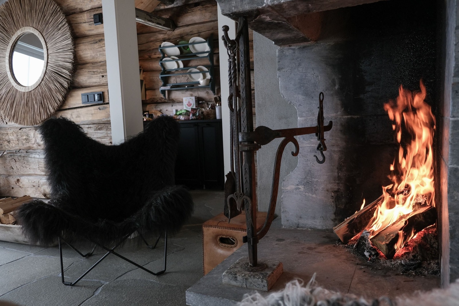 Godstol foran peisen Galleribilde