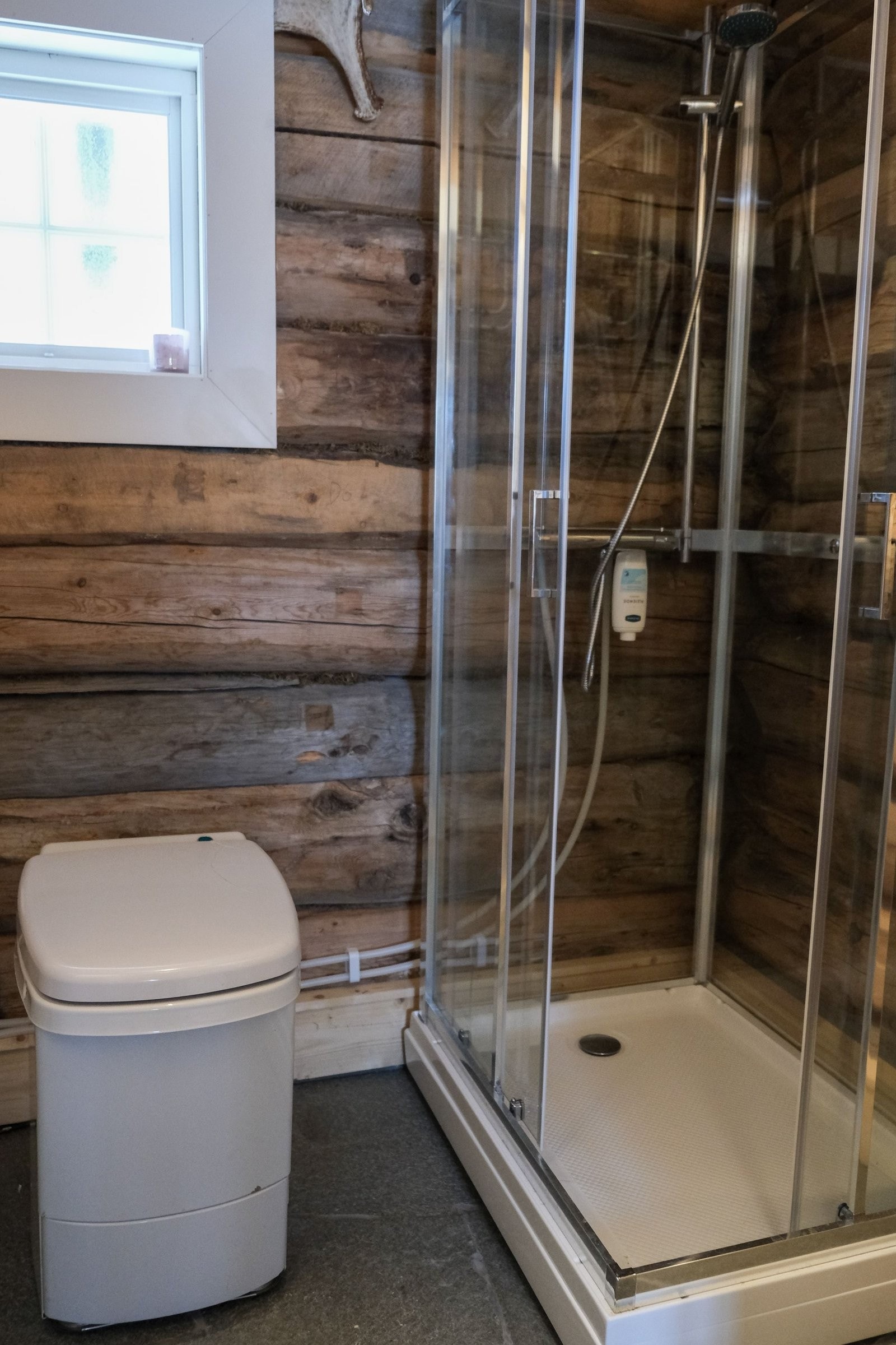 Bad, dusj og forbrenningstoalett. Forberedt for tilkobling av avløp. Galleribilde