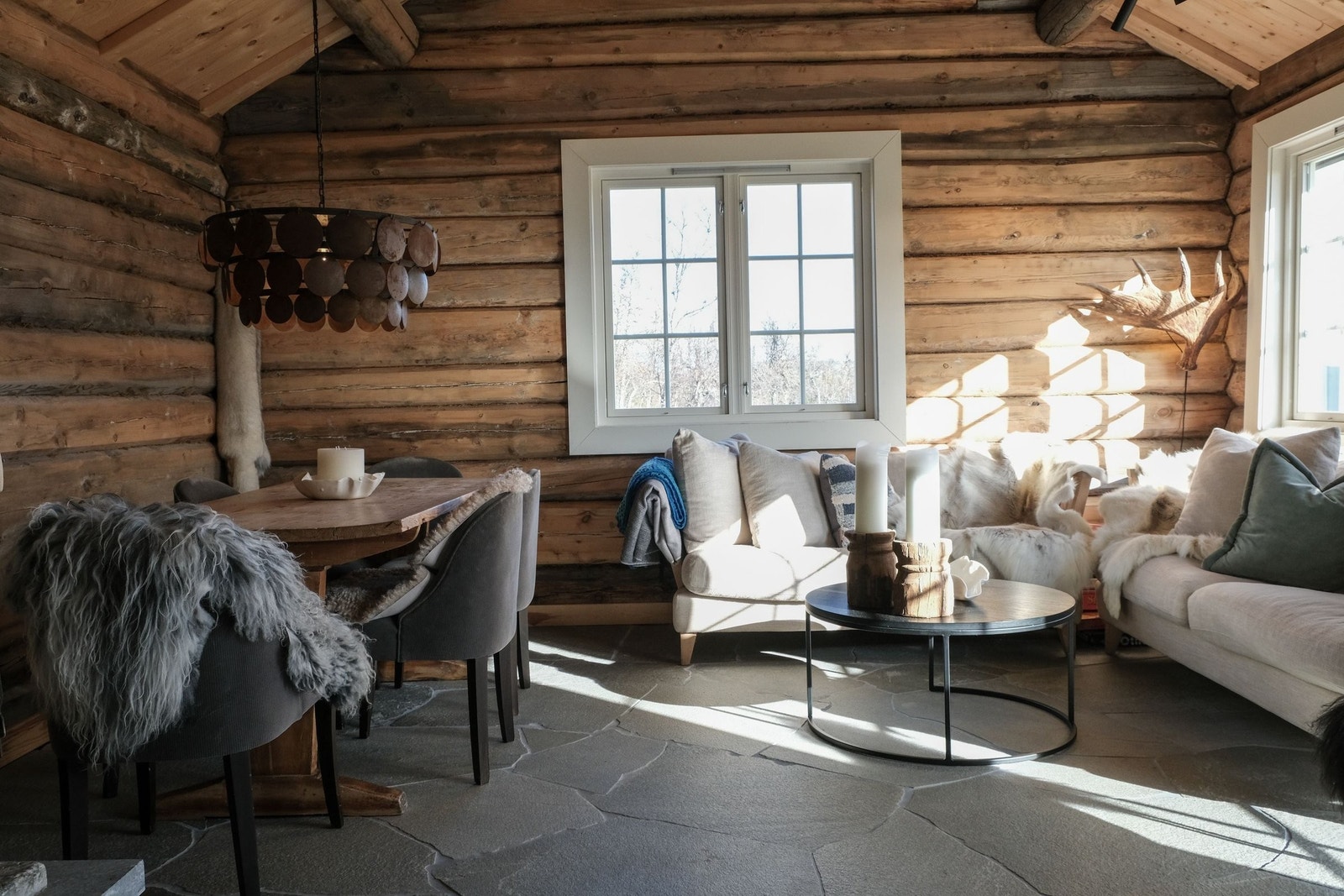 Stue med god takhøyde og skifergulv (varmekabler) Galleribilde