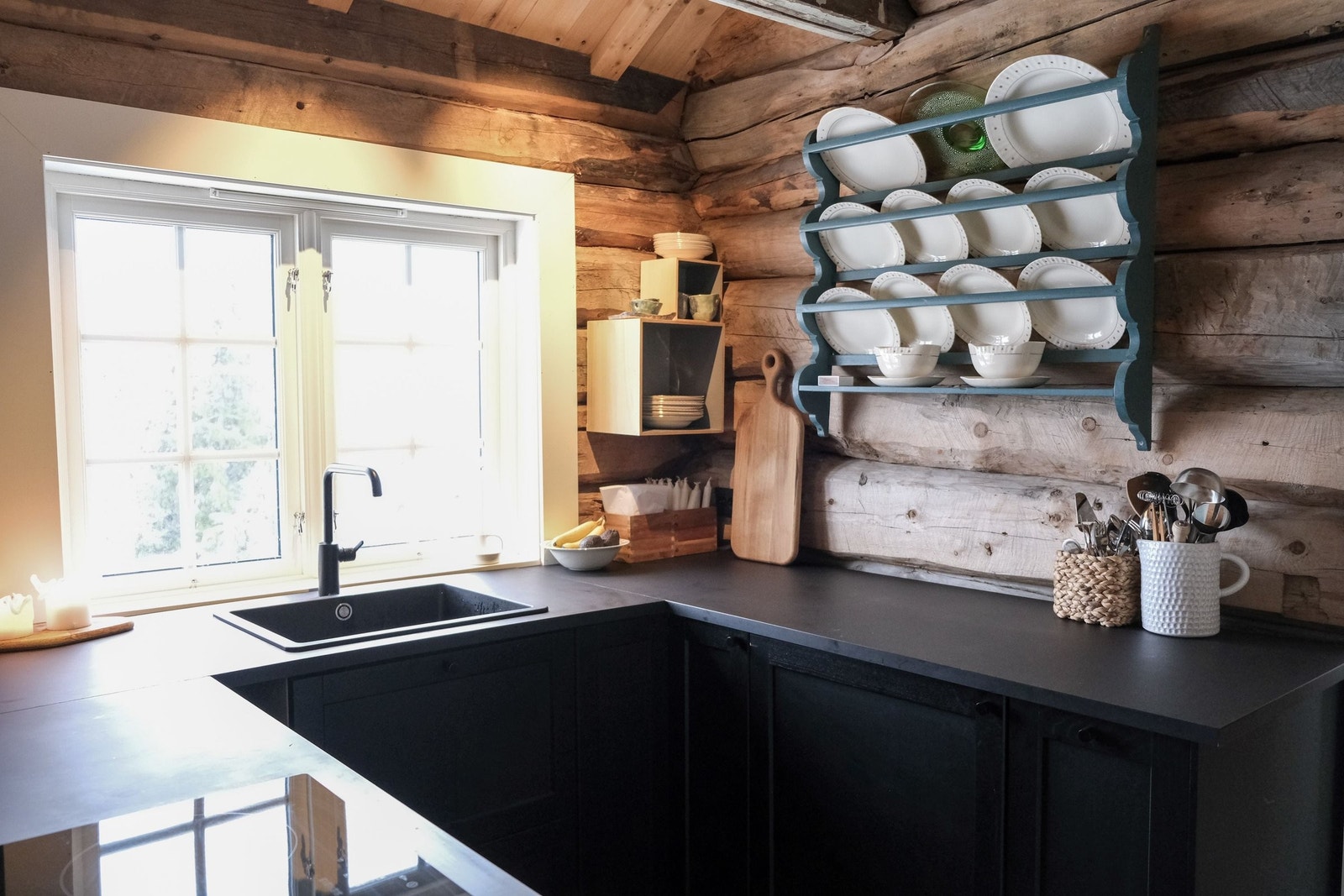 Kjøkken med servant og komplett med hvitevarer Galleribilde