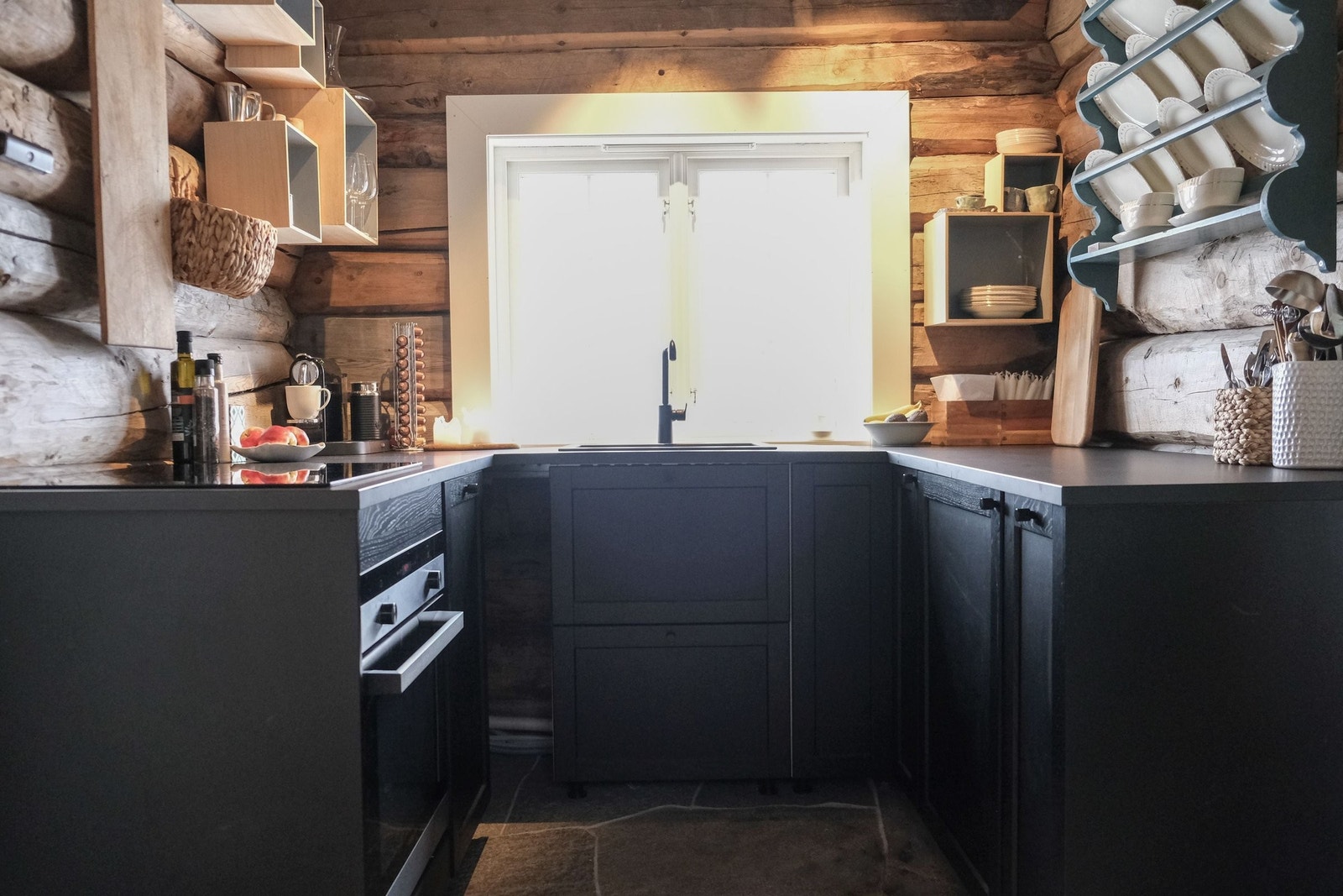 Kjøkken med servant og komplett med hvitevarer Galleribilde