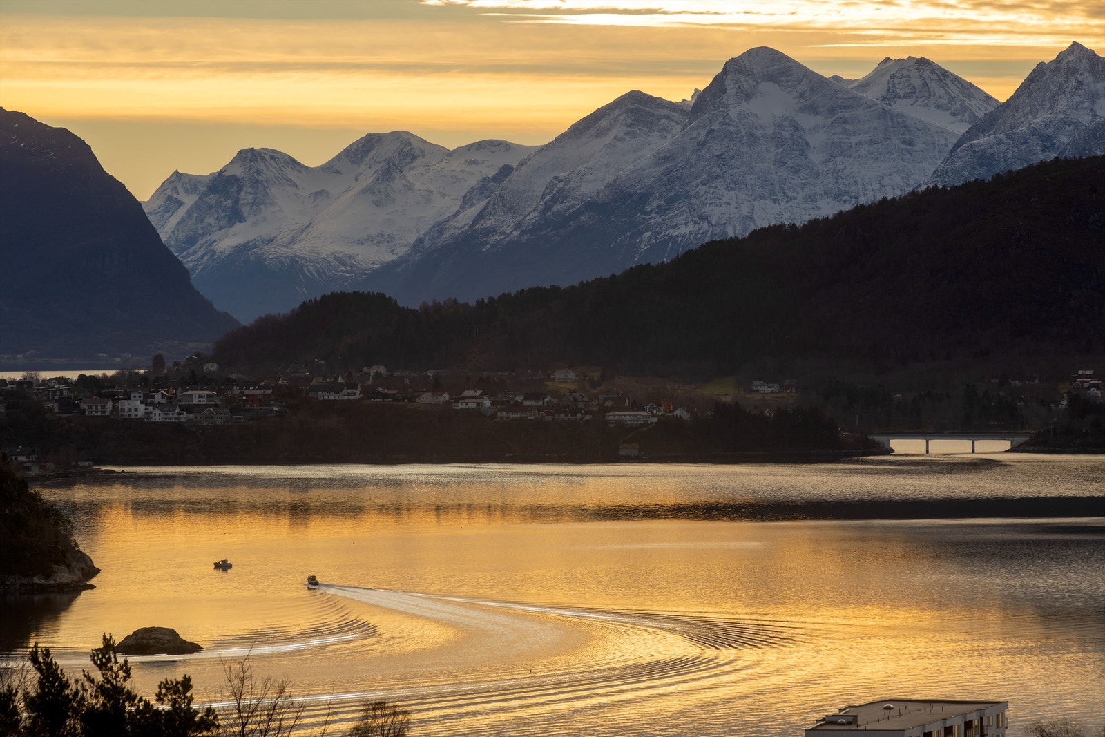 Nydelig utsikt over Borgundfjorden og Sunnmørsfjella Galleribilde