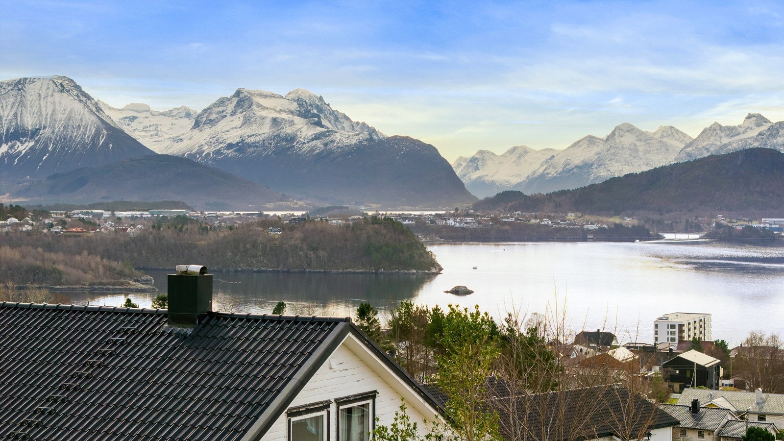 Fra eiendommen er det flott utsikt mot Borgundfjorden og Sunnmørsfjella Galleribilde