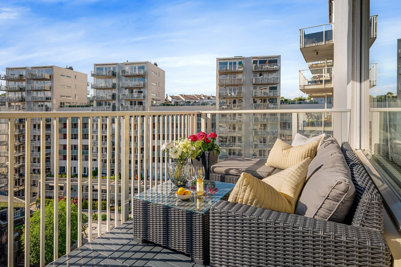 God plass til utemøbler gjør det enkelt å skape en trivelig uteplass. Galleribilde