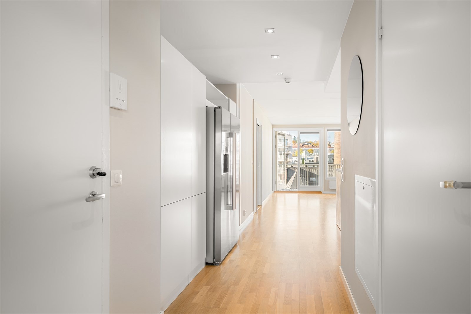 Takhøyden varierer mellom 240 og 250 cm, med downlights som gir behagelig belysning i entre og på kjøkkenet. Galleribilde