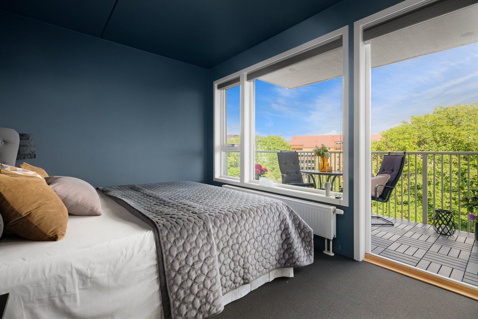 Fra soverommet har du direkte utgang til balkongen, hvor morgenkaffen kan nytes i fred og ro. Galleribilde